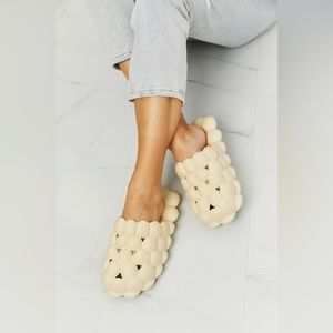 NOOK JOI Laid Back Bubble Slides in Khaki